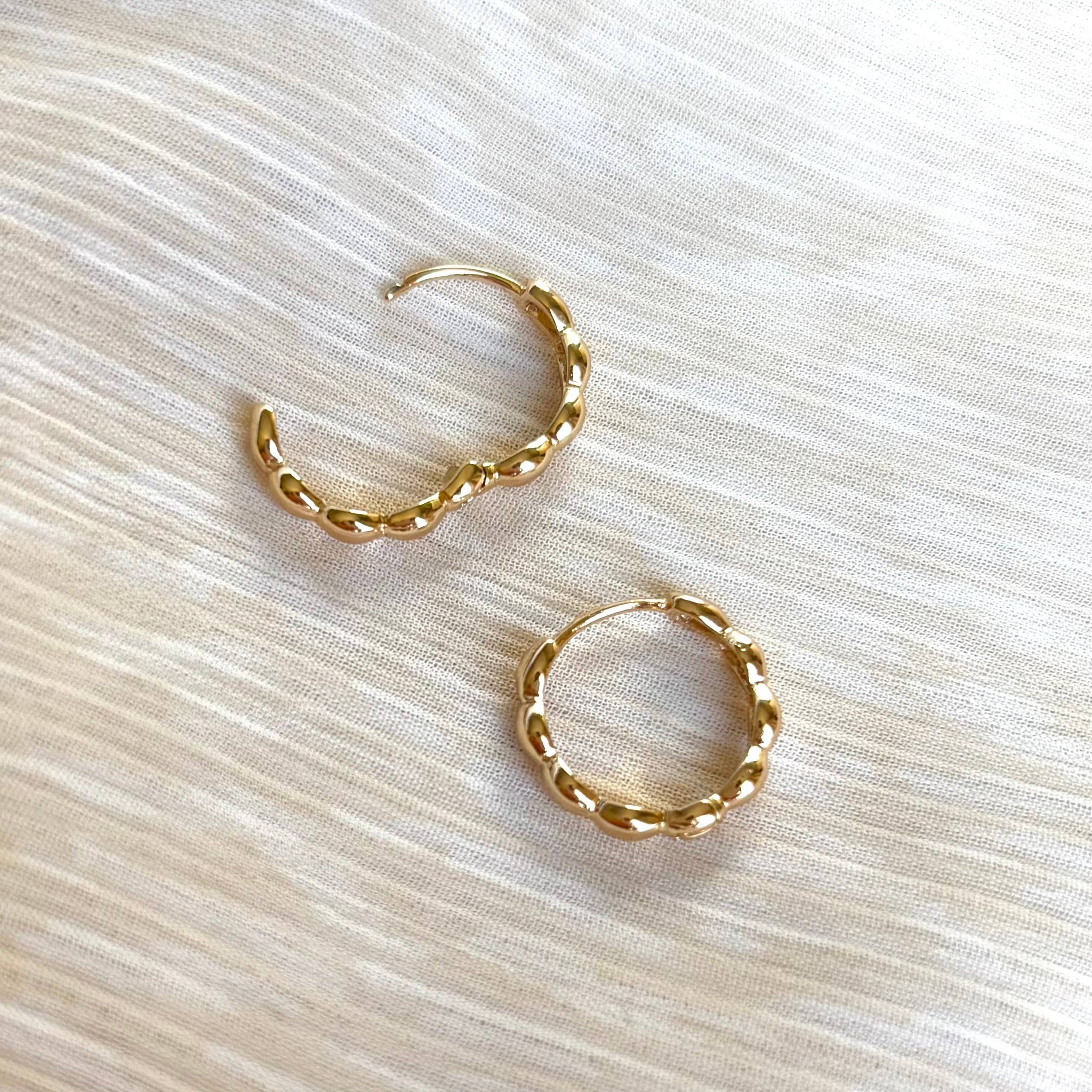 Wavy Hoop Earrings| 18k gold